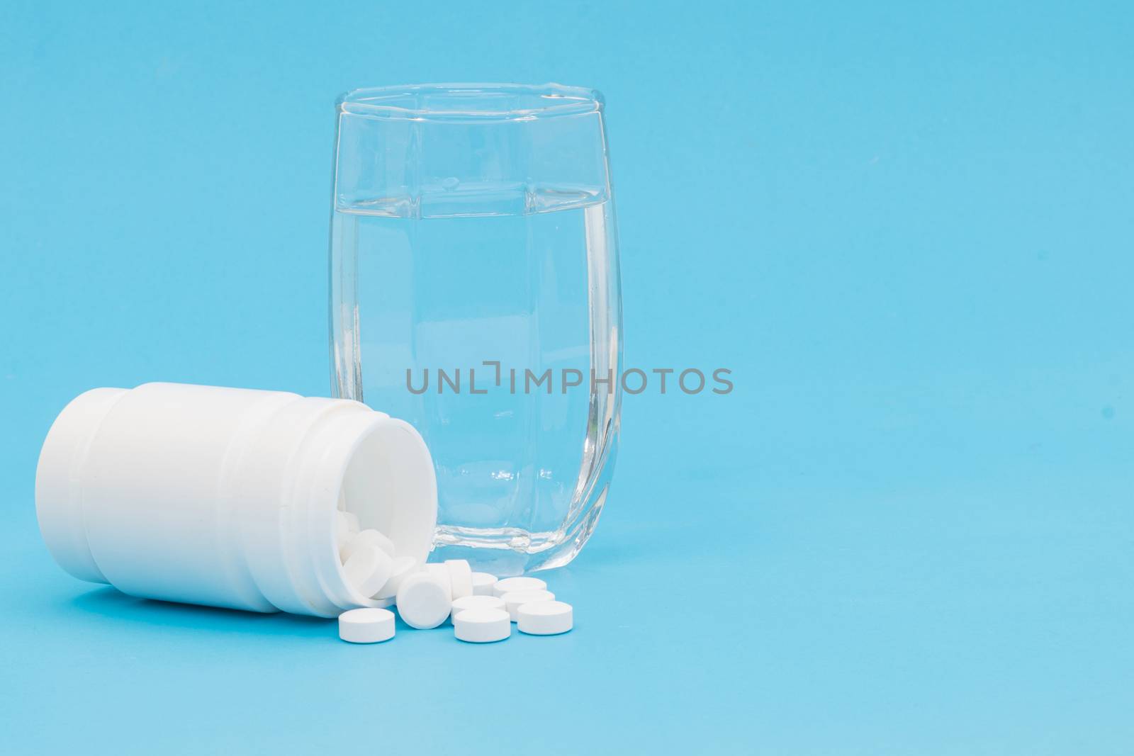 Tablet paracetamol the medical on a blue background by sompongtom