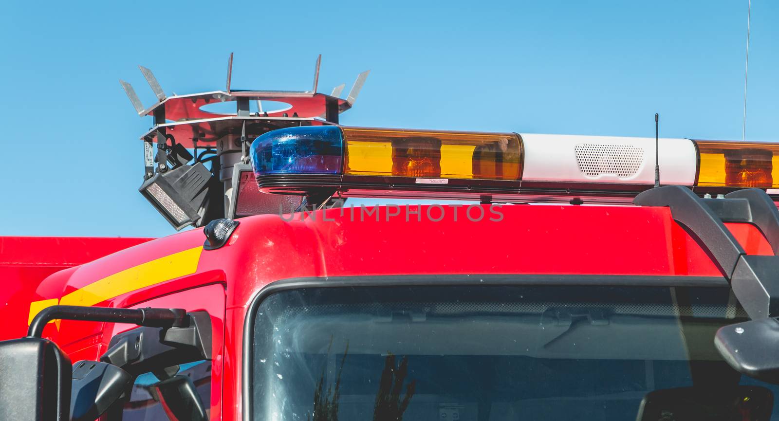 Close-up on the flashing lights of an extrication vehicle