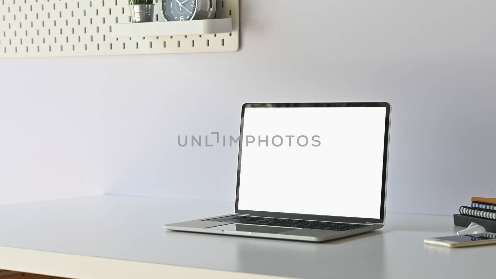 Mockup laptop computer on working table with empty screen displa by prathanchorruangsak