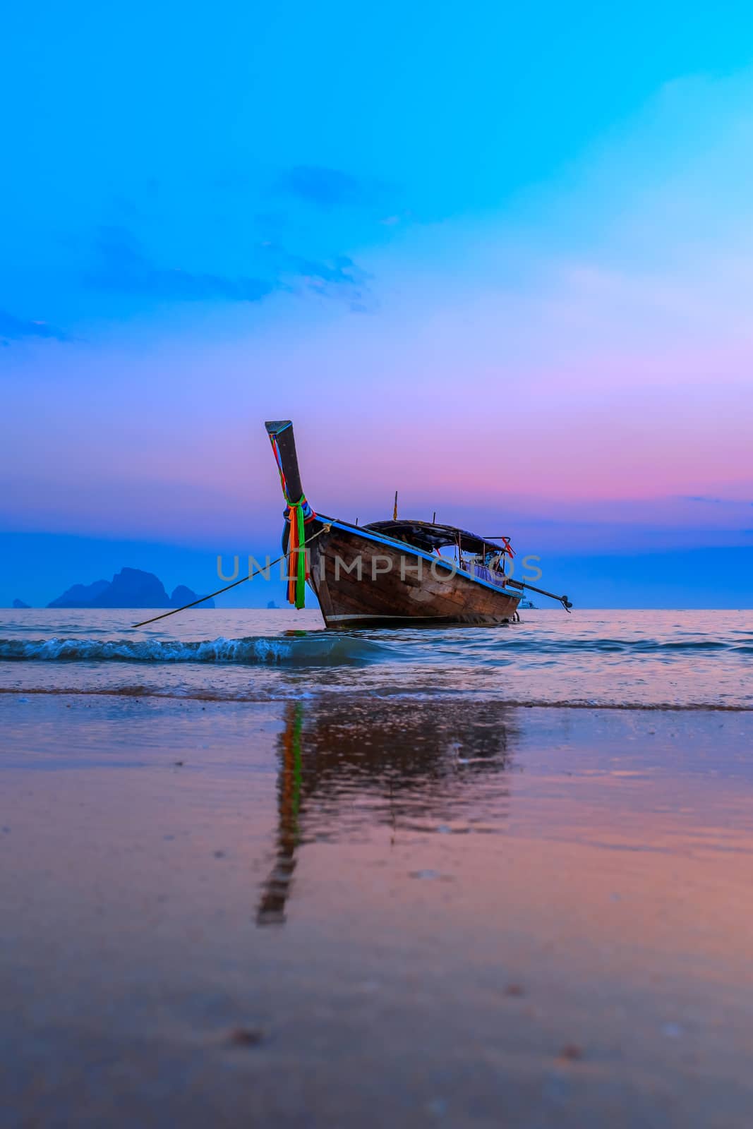 Traditionnal Thai long tail boat at sunset