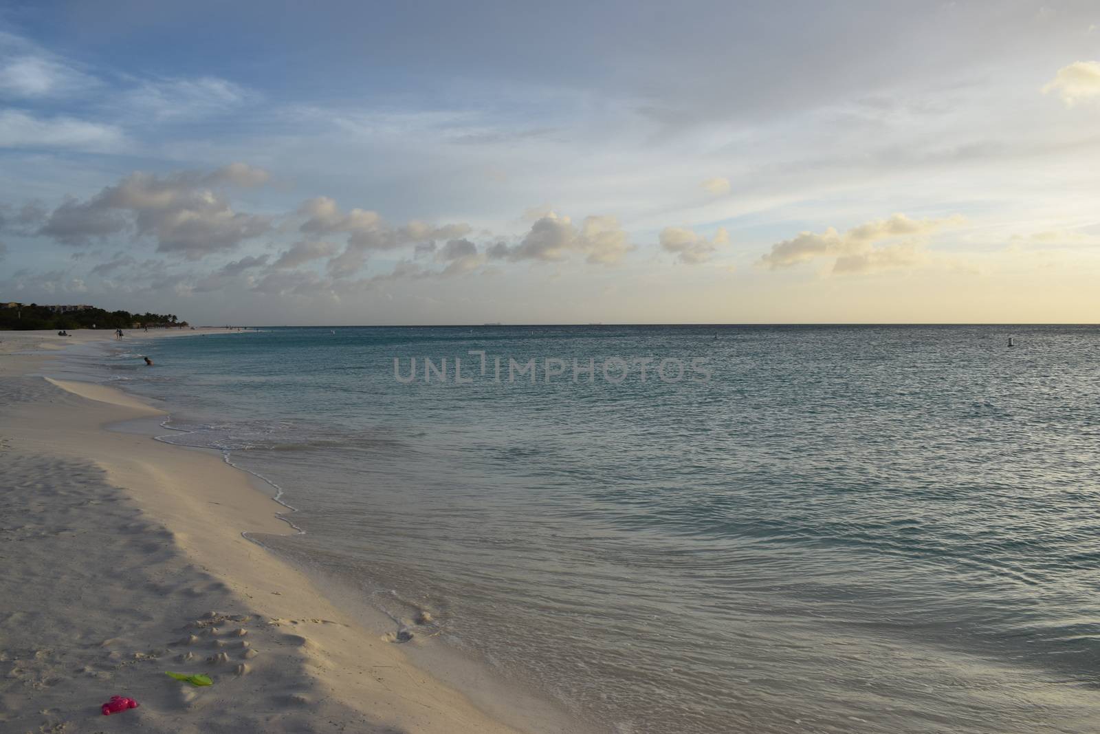 Beautiful golden sunset on the white beach of Aruba with turquoise water - Caribbean sunset - Real colours, no filters by matteobartolini