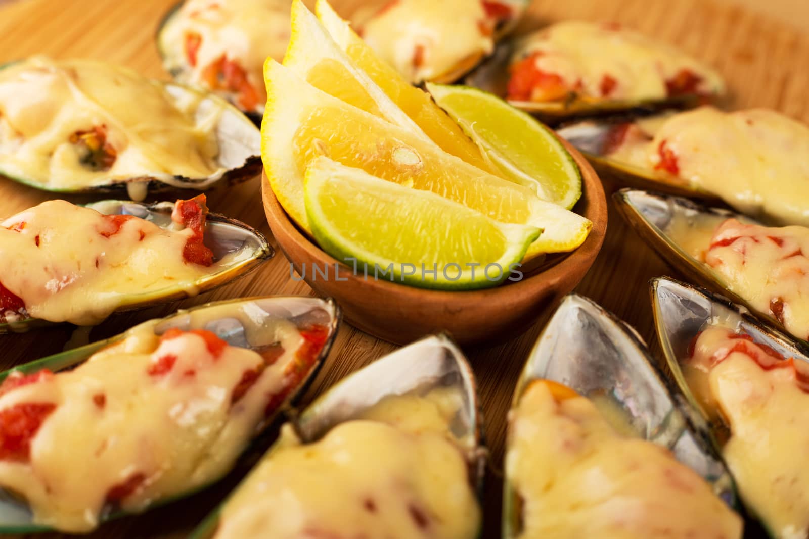 Baked greenshell mussels by destillat