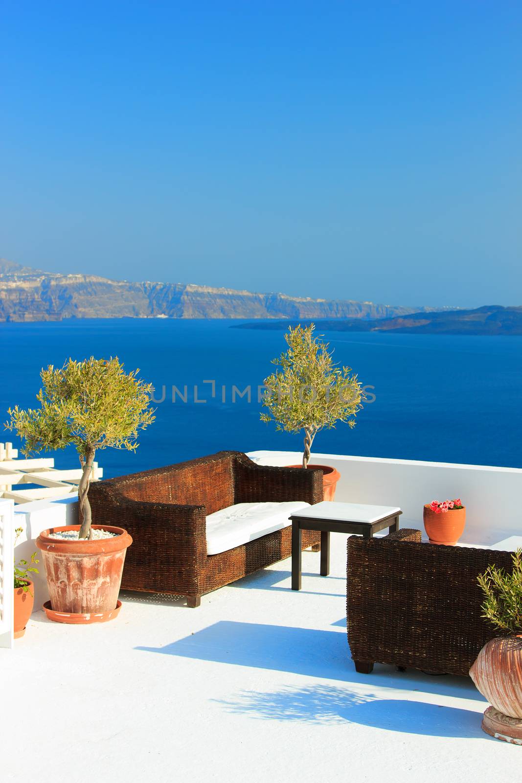 Santorini balconny with view at the sea by Netfalls