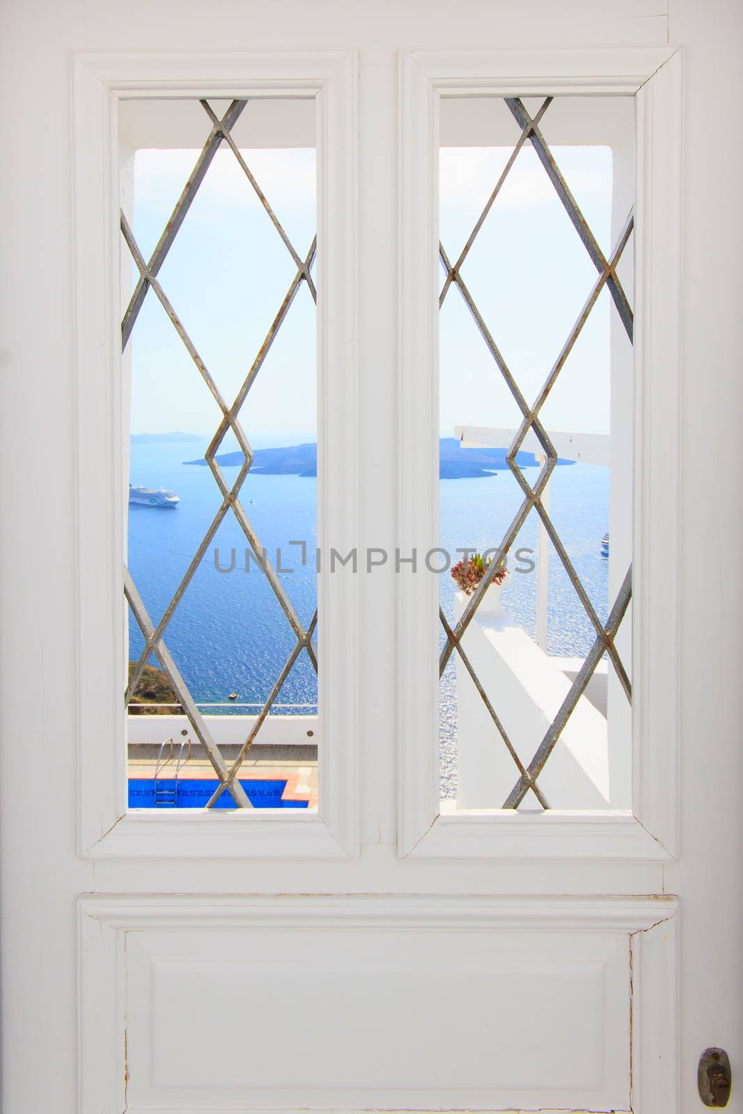 Santorini balconny with view at the sea by Netfalls