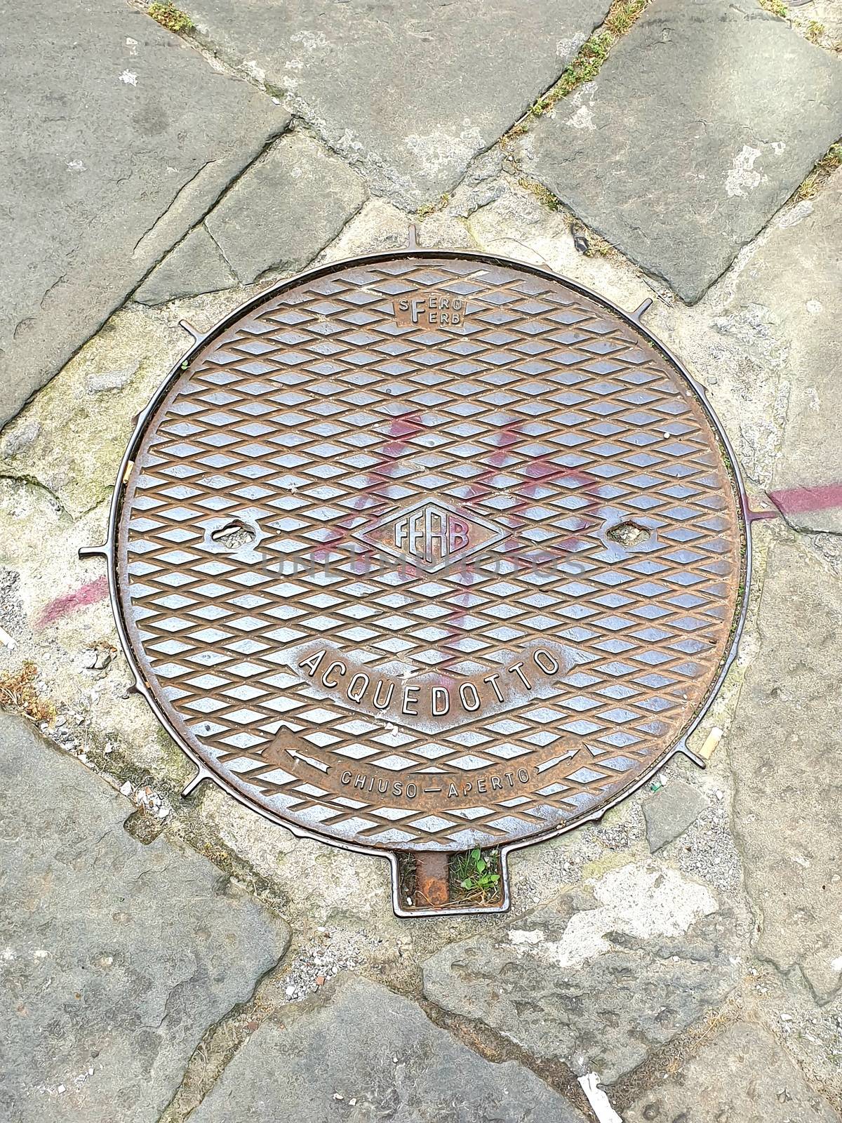 Manhole with graffiti in Pisa by matteobartolini