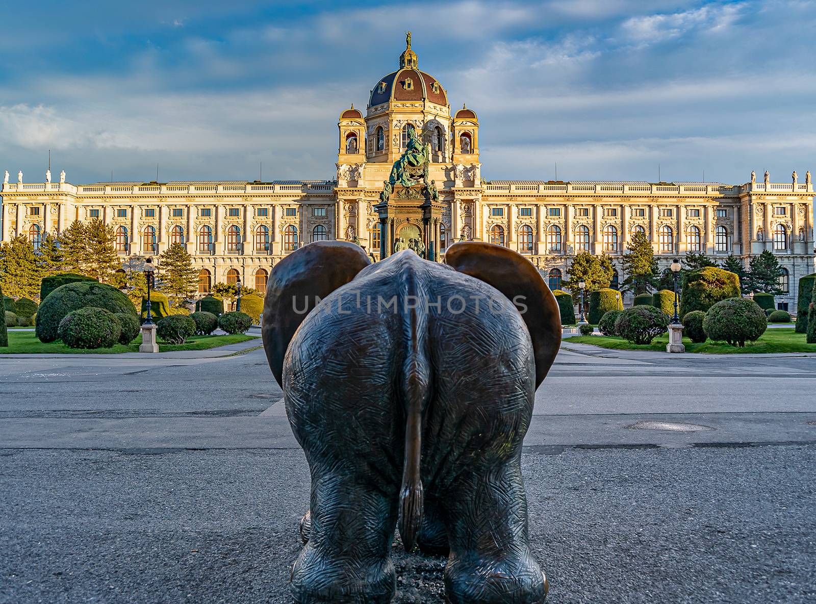 Afrikanischer Elefant', sculpture by Gottfried Kumpf, in front of the statue of Maria Theresa and the Kunsthistorisches Museum in Vienna, Vienna, Austria, Europe