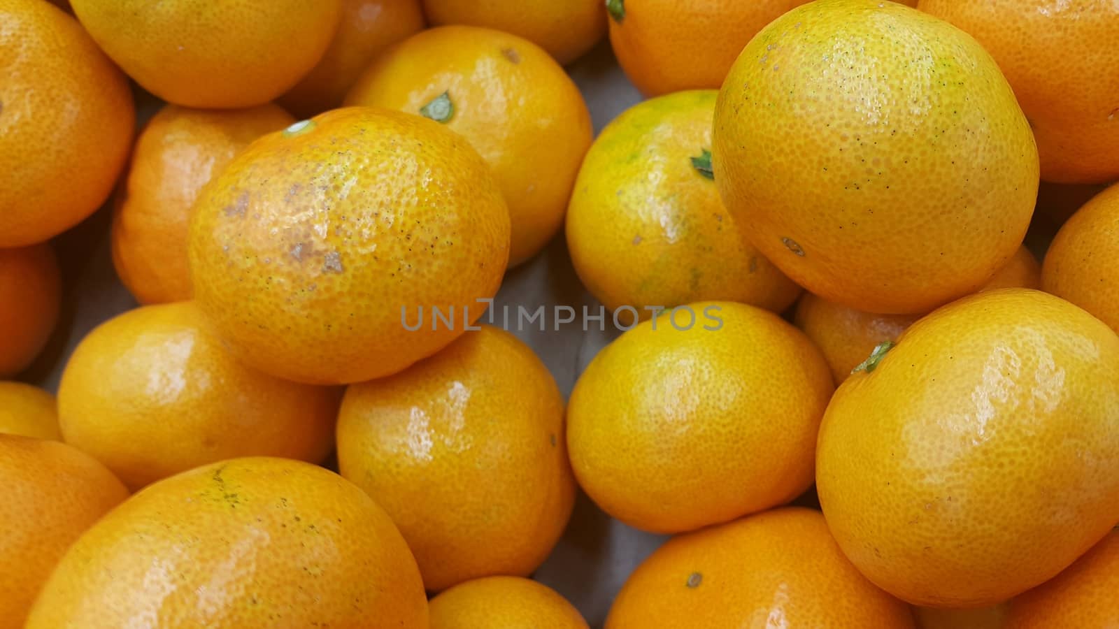 Fresh oranges in supermarket for sale, pile of orange in market for texture by Photochowk