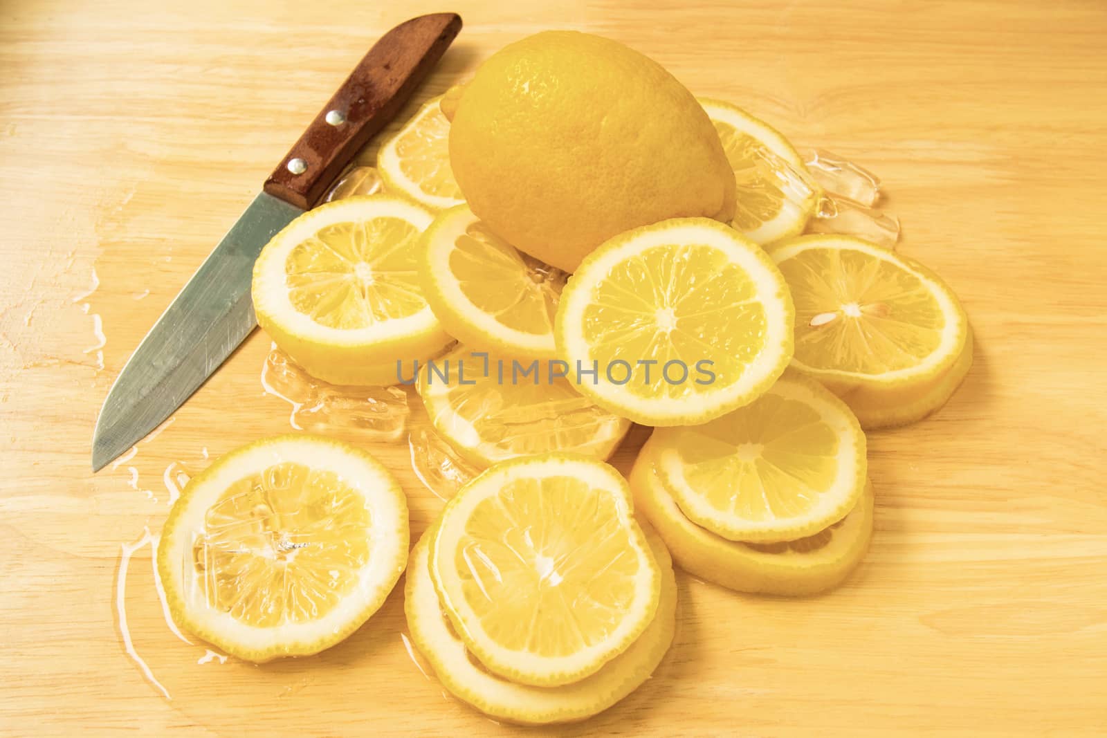 Yellow lemon Slice into pieces with ice cold 