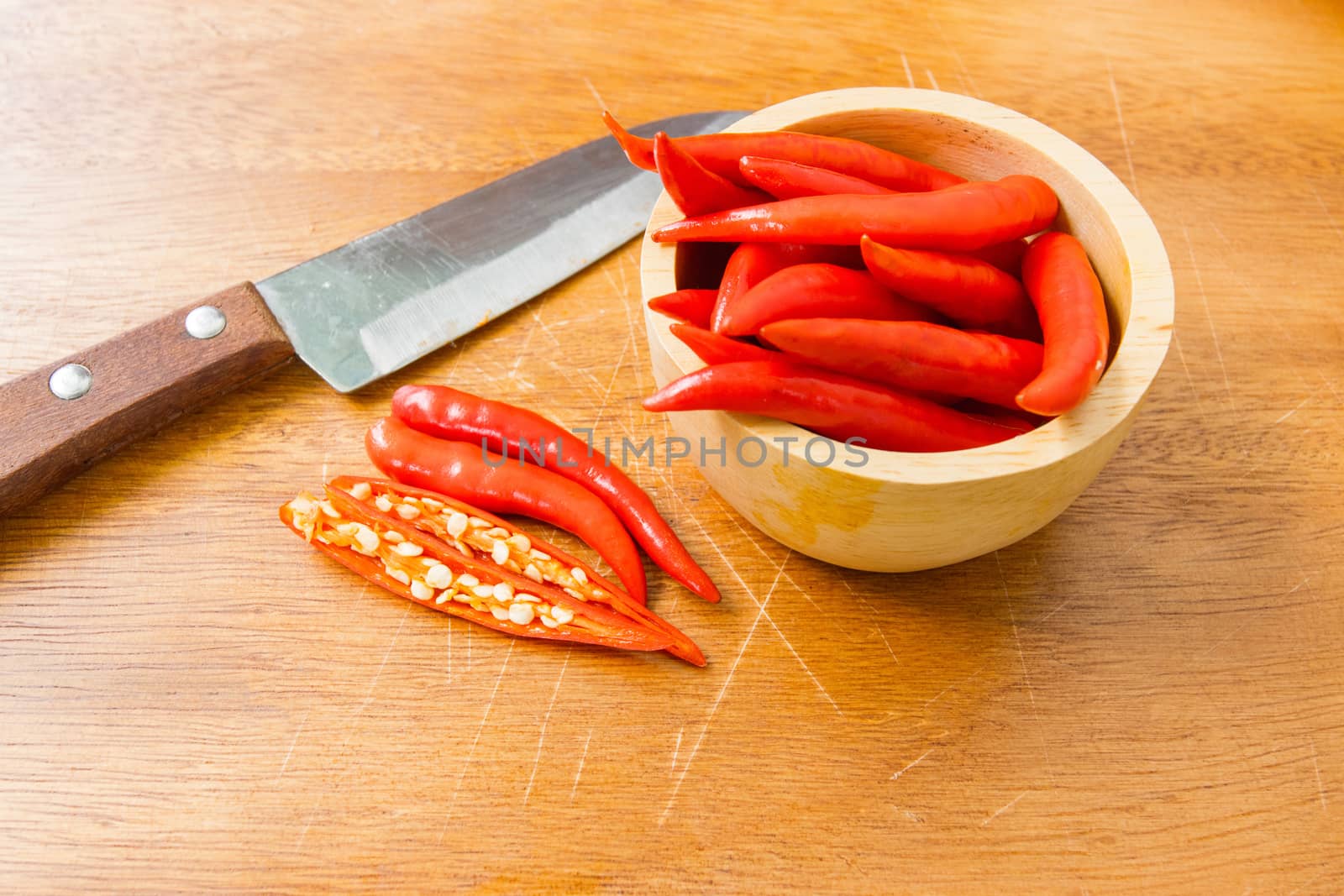 Chili - The pepper plants to the nature of the sphere of the long spikes on wood 