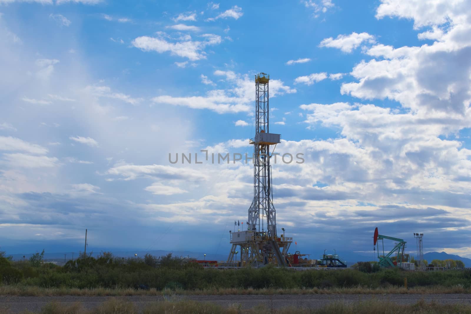 Oil extraction tower pump in Mendoza, Argentina by hernan_hyper