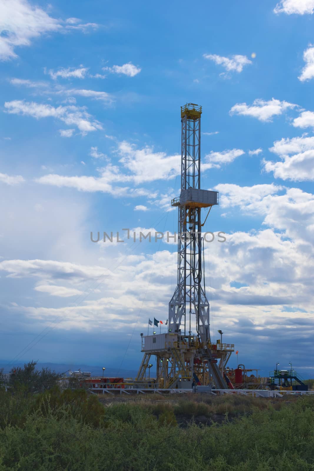 Oil extraction tower pump in Mendoza, Argentina by hernan_hyper