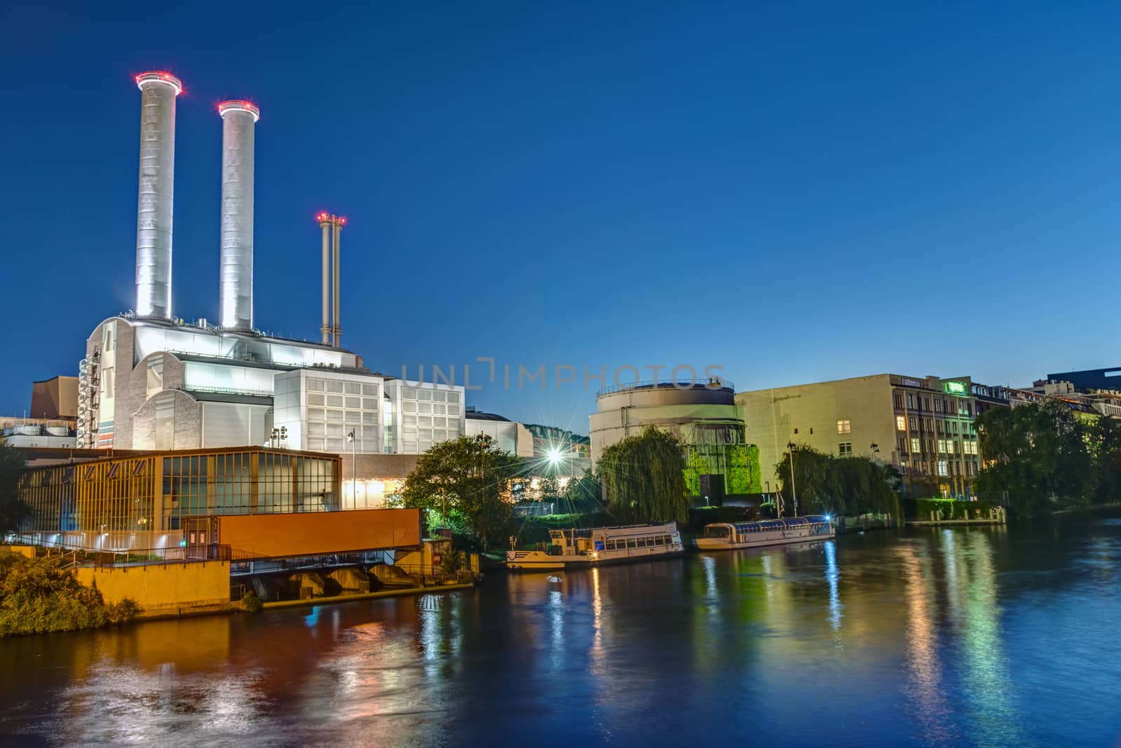 Cogeneration plant at the river Spree in Berlin by elxeneize