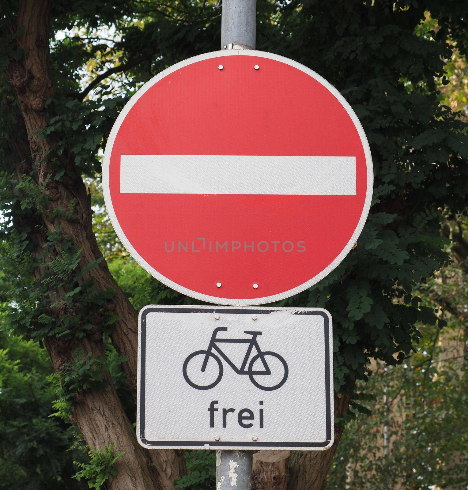 Regulatory signs, no entry for vehicular traffic sign (frei means that bicycles are allowed)