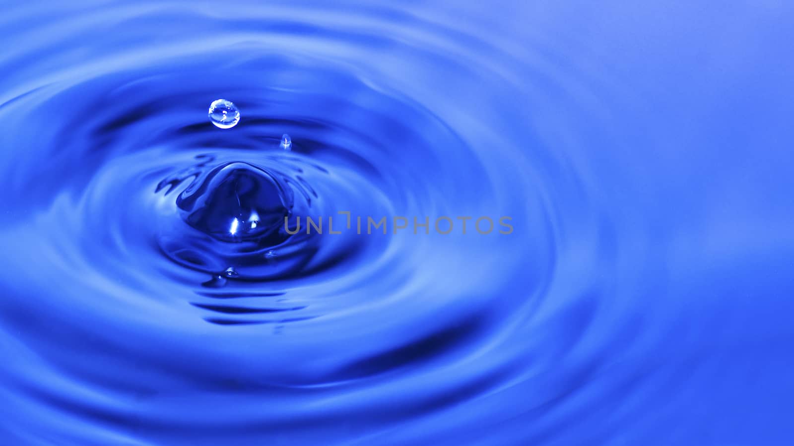 beautyful water drip in blue background