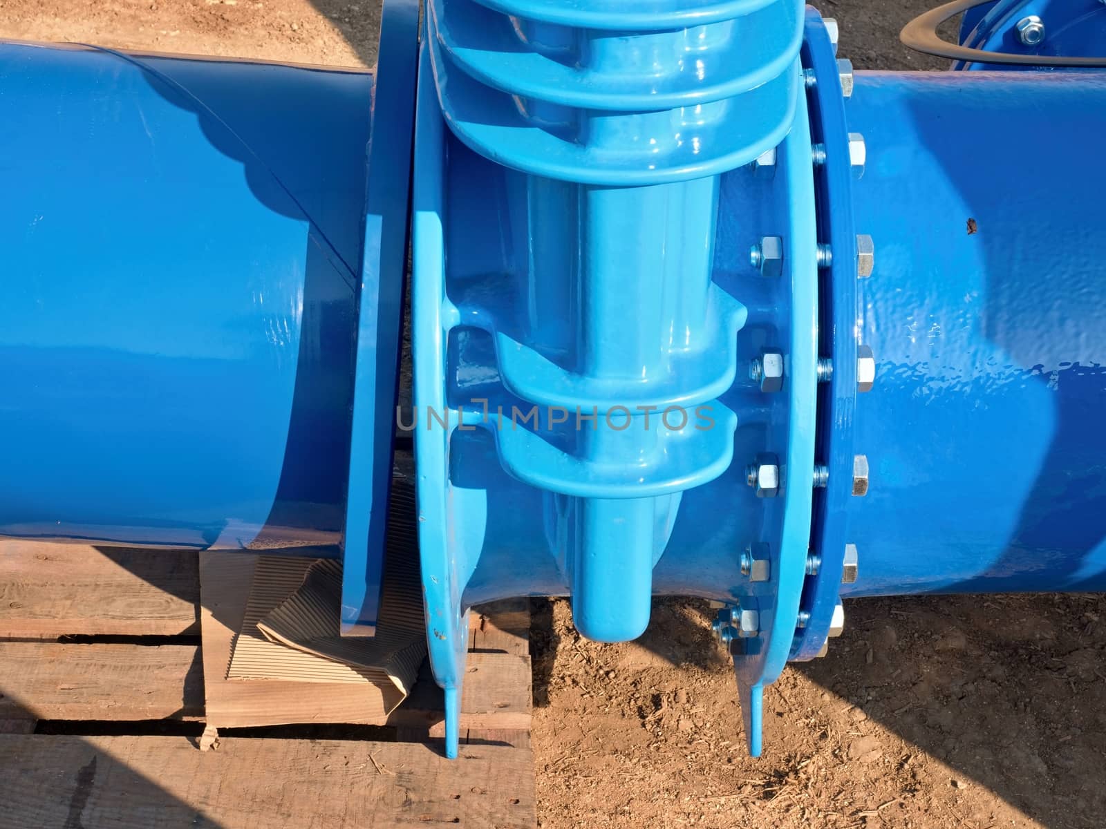 500mm big new drink water Gate valve joint with screws and nuts to pipe fitting. Piping repair, unit on wooden pallet, fasteners and spare parts .