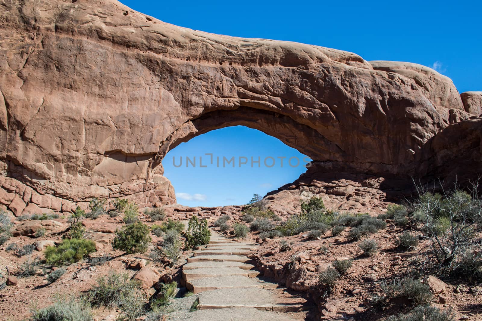 Arches National Park, Utah: easy hiking trail to famous arch