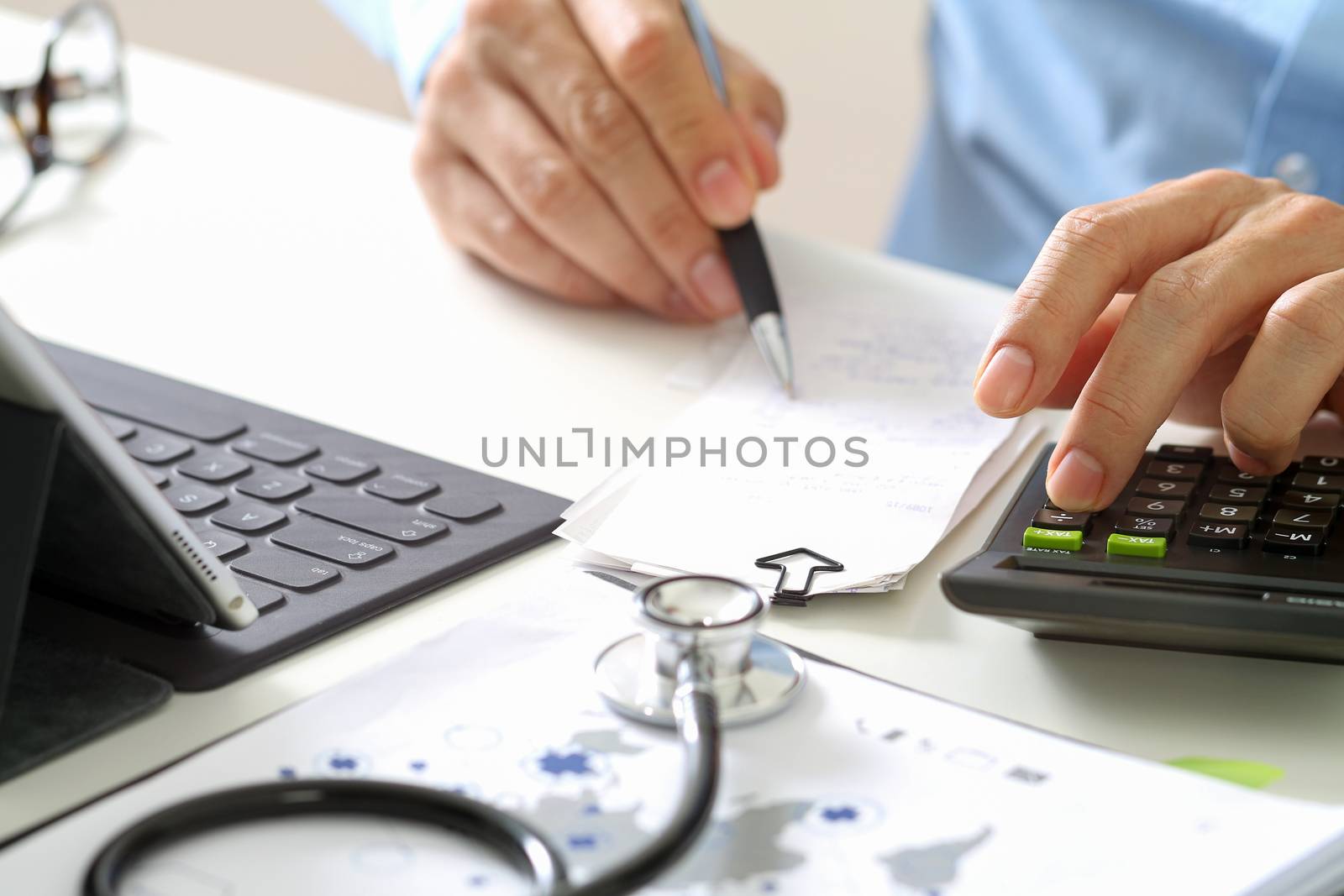 Healthcare costs and fees concept.Hand of smart doctor used a ca by everythingpossible