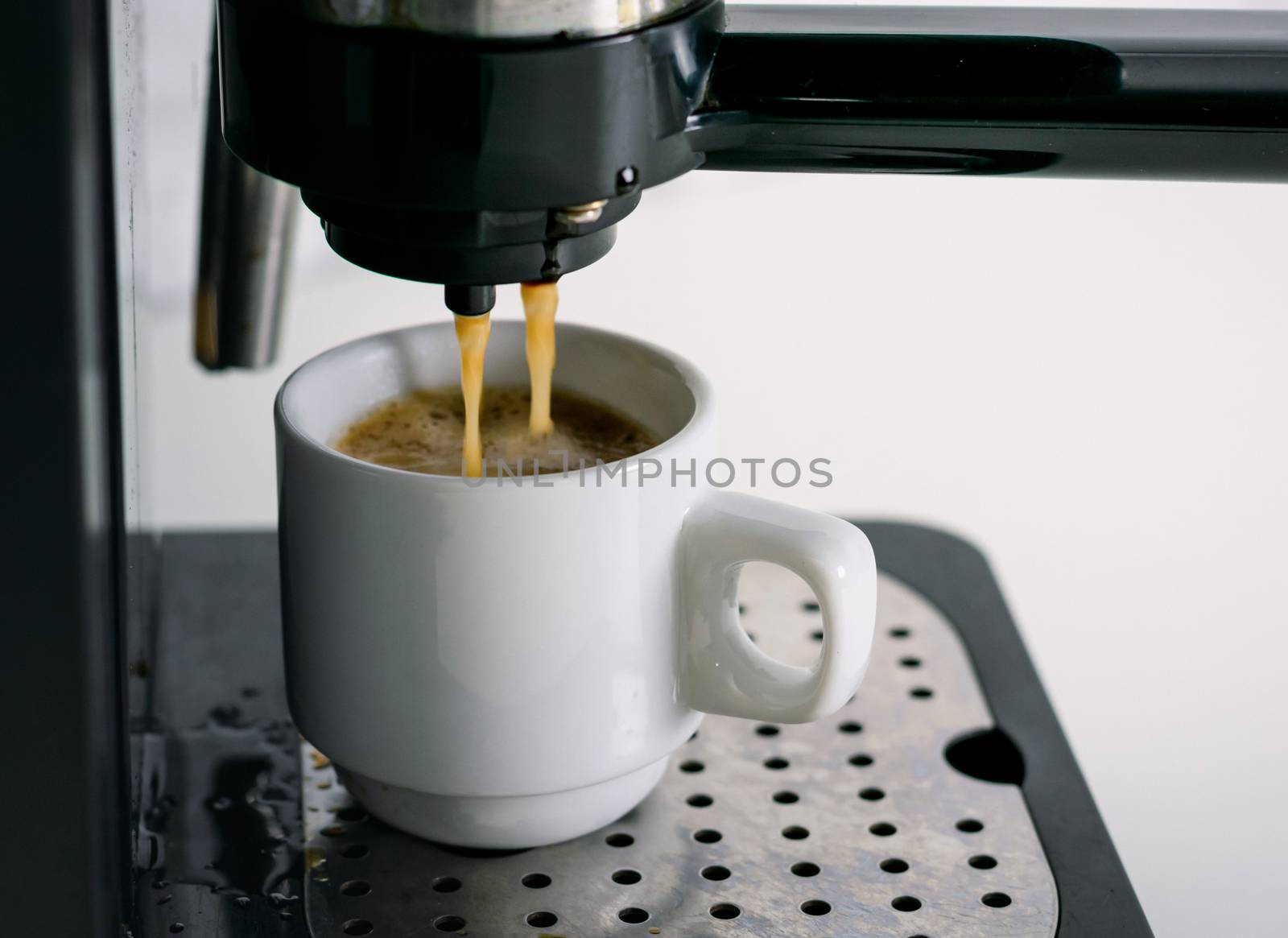 Coffee machine extraction into a coffee cup