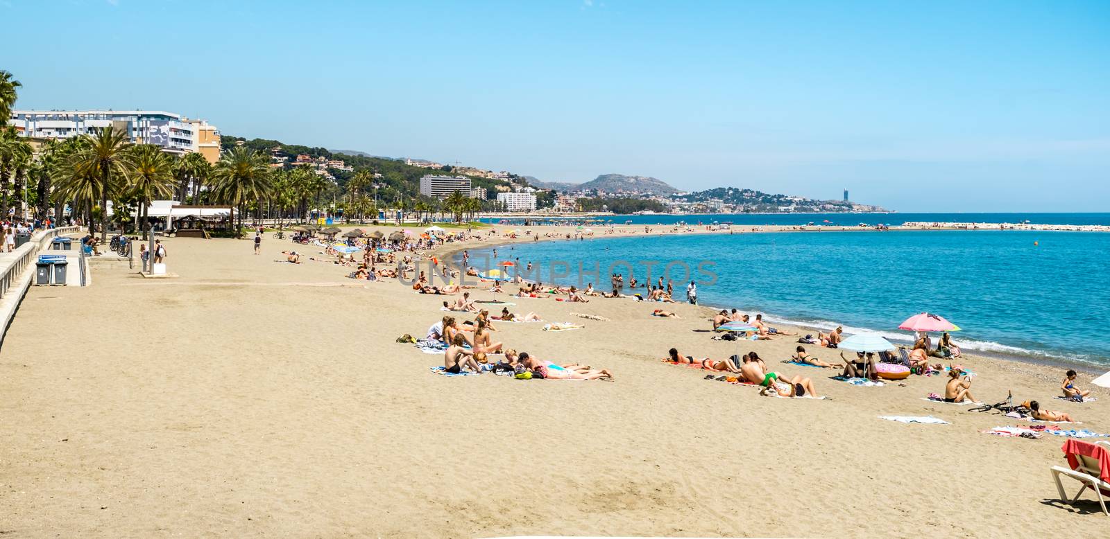 people at the beach  by Roberto