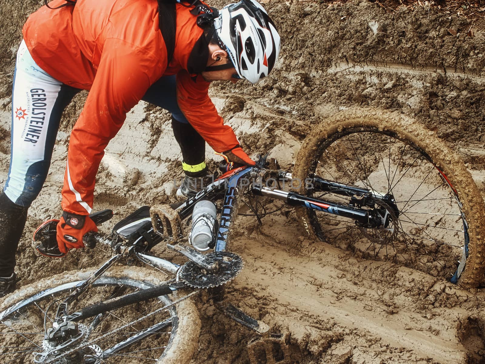 A cyclist fell bike in the mud