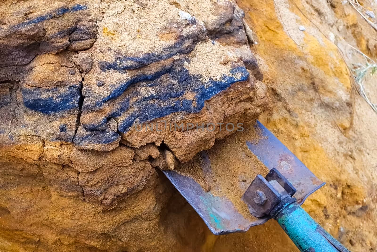 Dig a rock with a shovel containing gold.