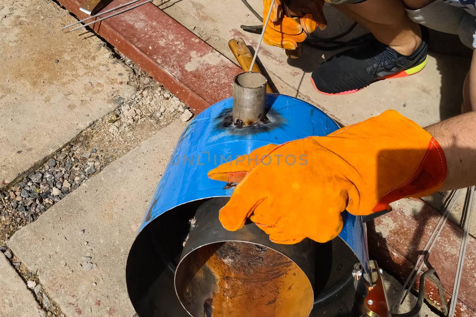 Making a homemade smelting stove. Metal welding.