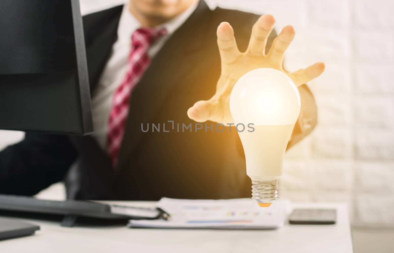 Businessman concepts hands of the light bulb new ideas with innovative technology solution 