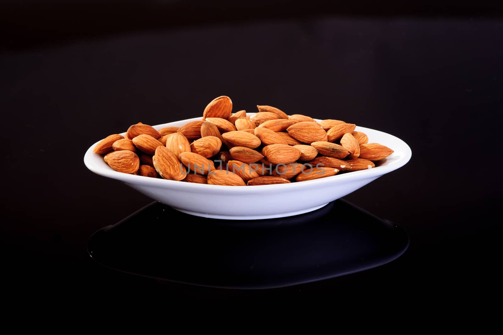 Raw Almonds by RnDmS