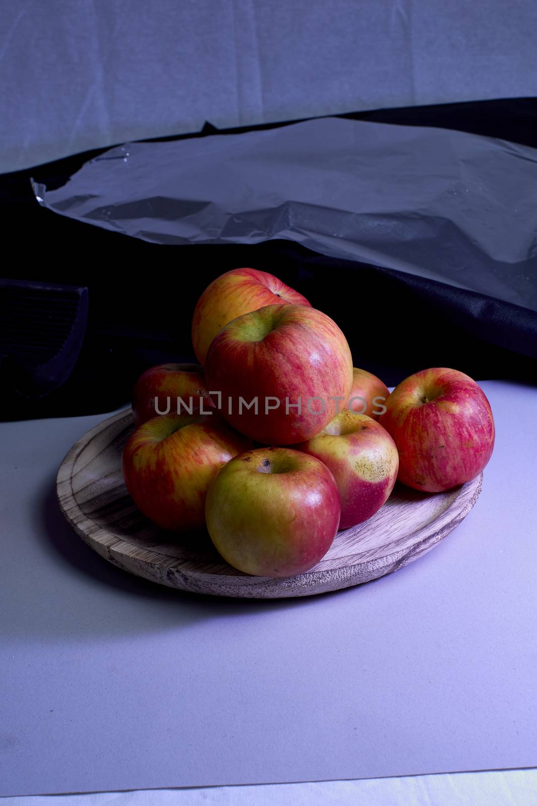 Apples on wooden plate, Red, black background, wooden tile