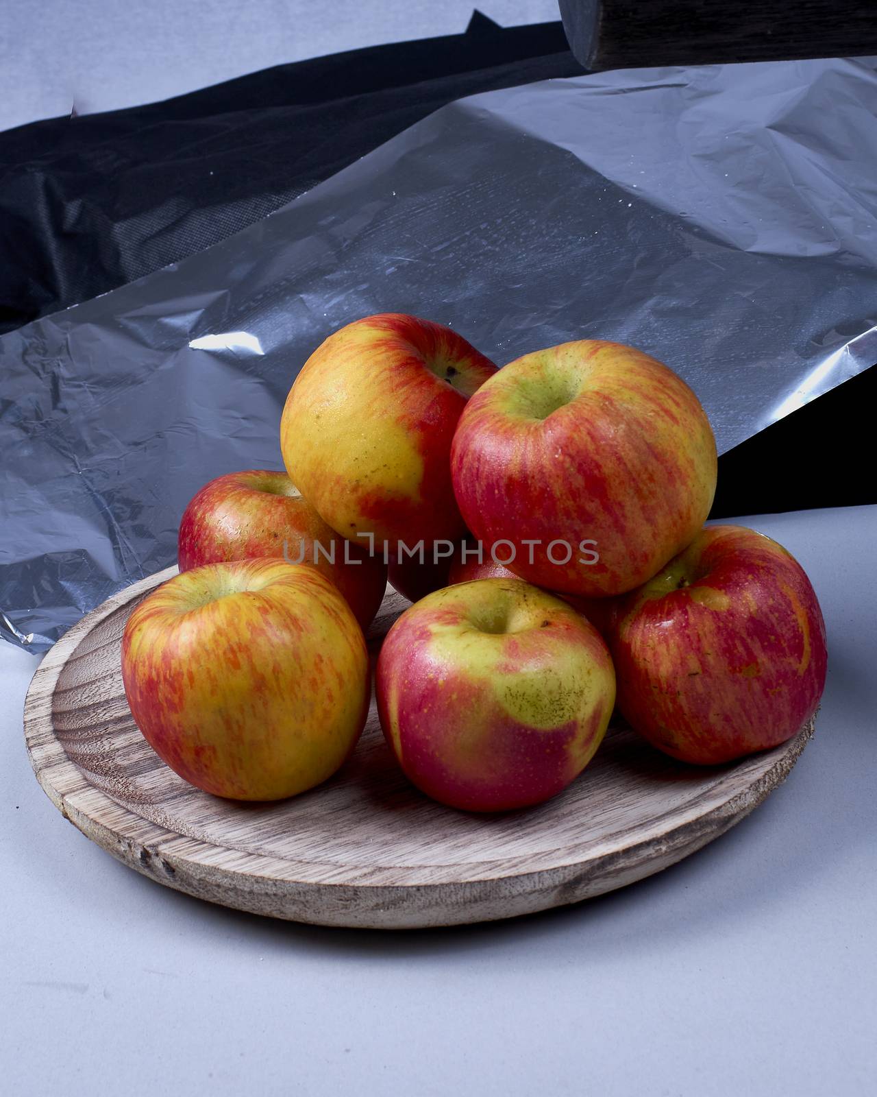 Apples on wooden plate, Red, black background, wooden tile