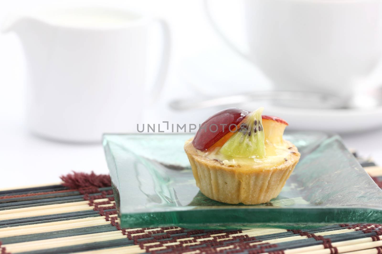 Mini fruit tart isolated in white background by piyato