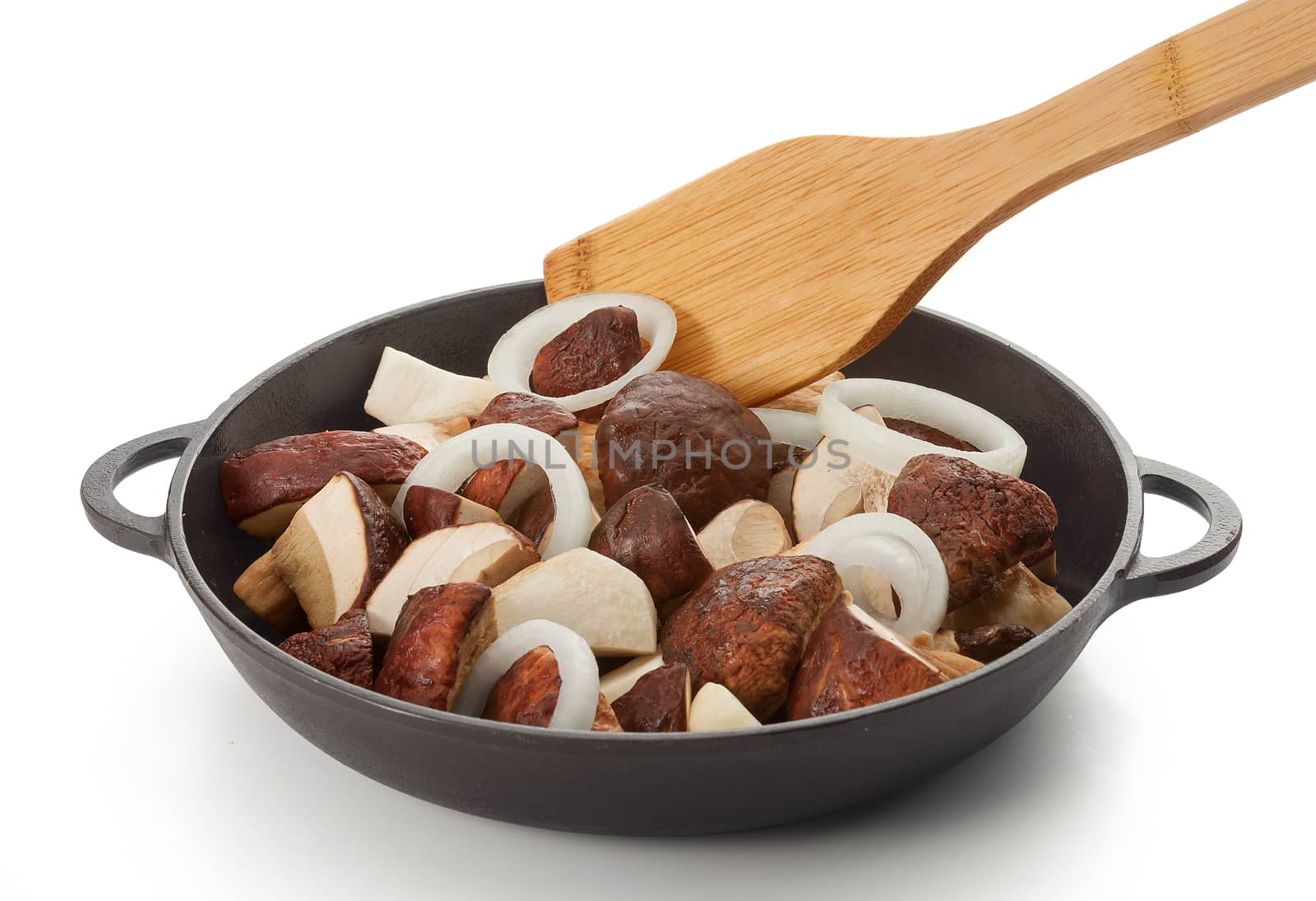 Sliced white mushrooms with onion rings in the black iron pan