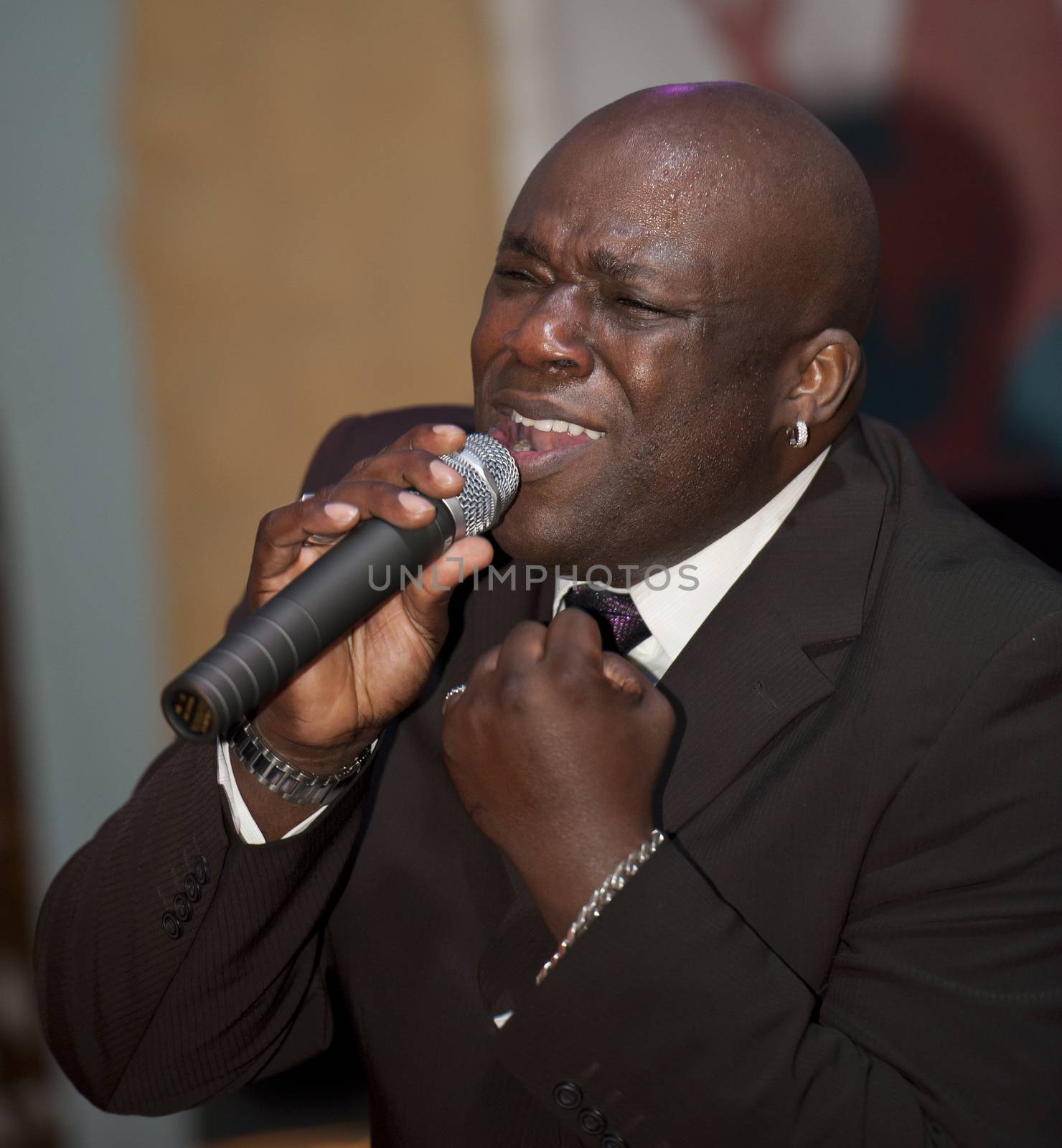African man singing live by paulvinten