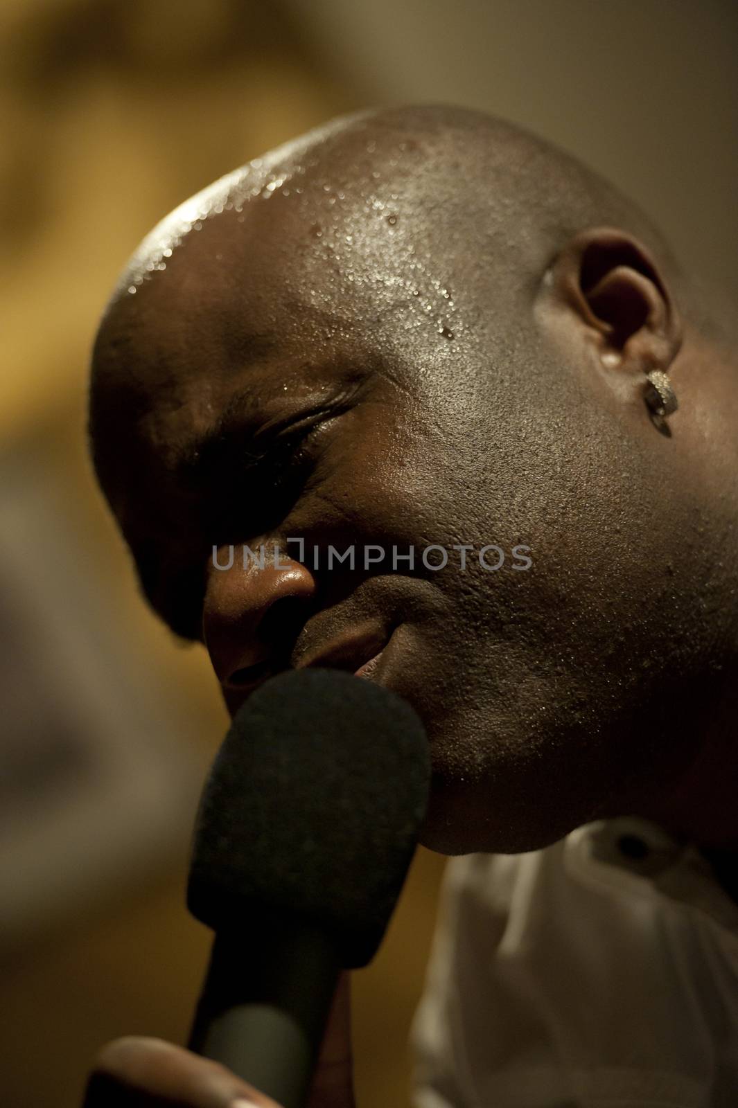 African man singing live by paulvinten