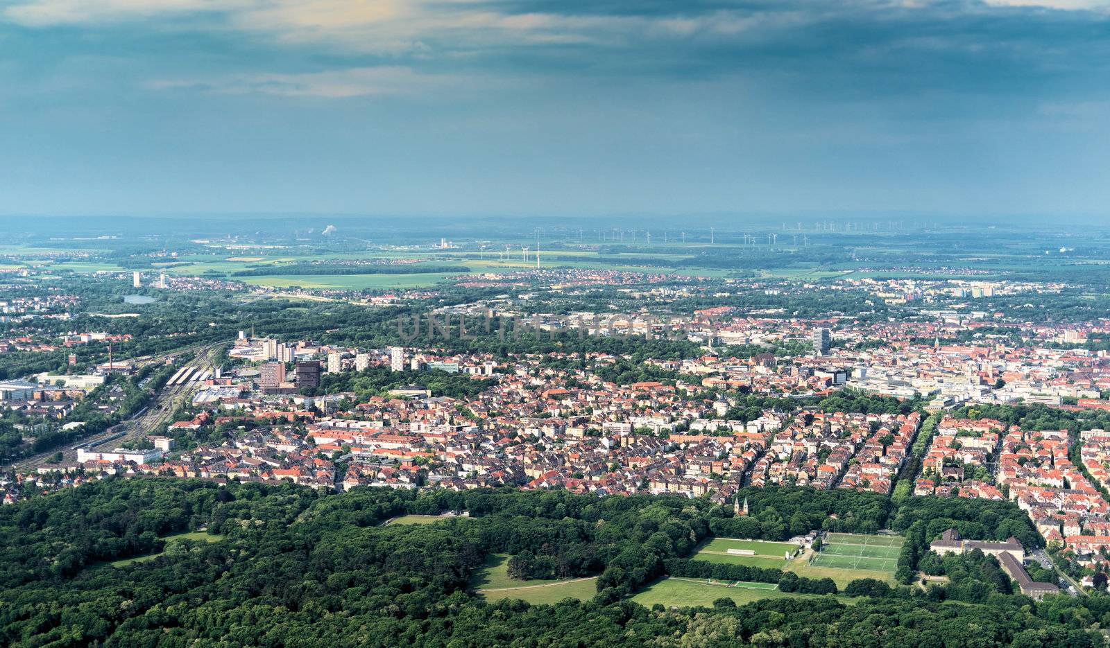 Aerial view of the southern edge of the city of Braunschweig, with parts of the railway station, residential buildings with detached houses, terraced houses and high-rise buildings.