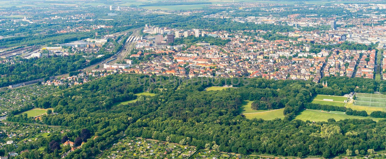 Aerial view of the southern edge of the city of Braunschweig, with parts of the railway station, residential buildings with detached houses, terraced houses and high-rise buildings.