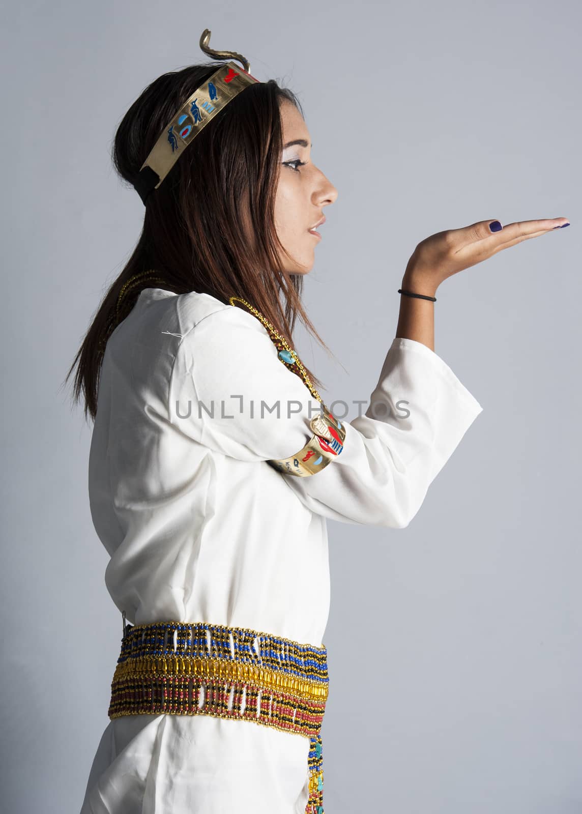 Young girl posing in egyptian clothing by paulvinten