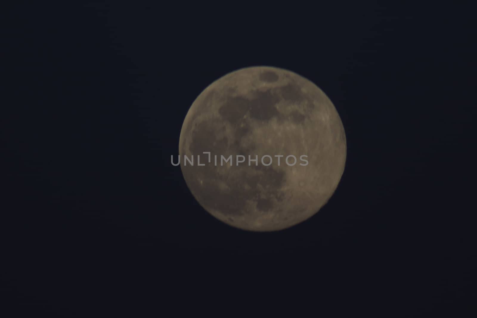 My first close-up pictures of a celestial body with a telephoto lens