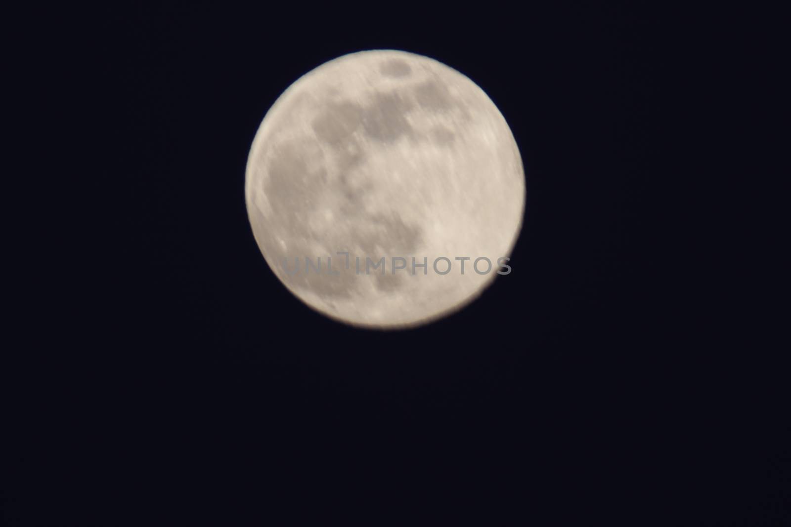 My first close-up pictures of a celestial body with a telephoto lens