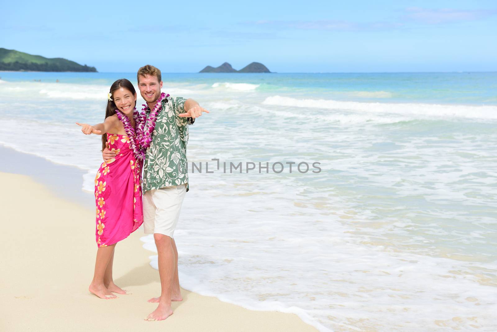 Aloha couple on Hawaiian beach - Hawaii vacations by Maridav