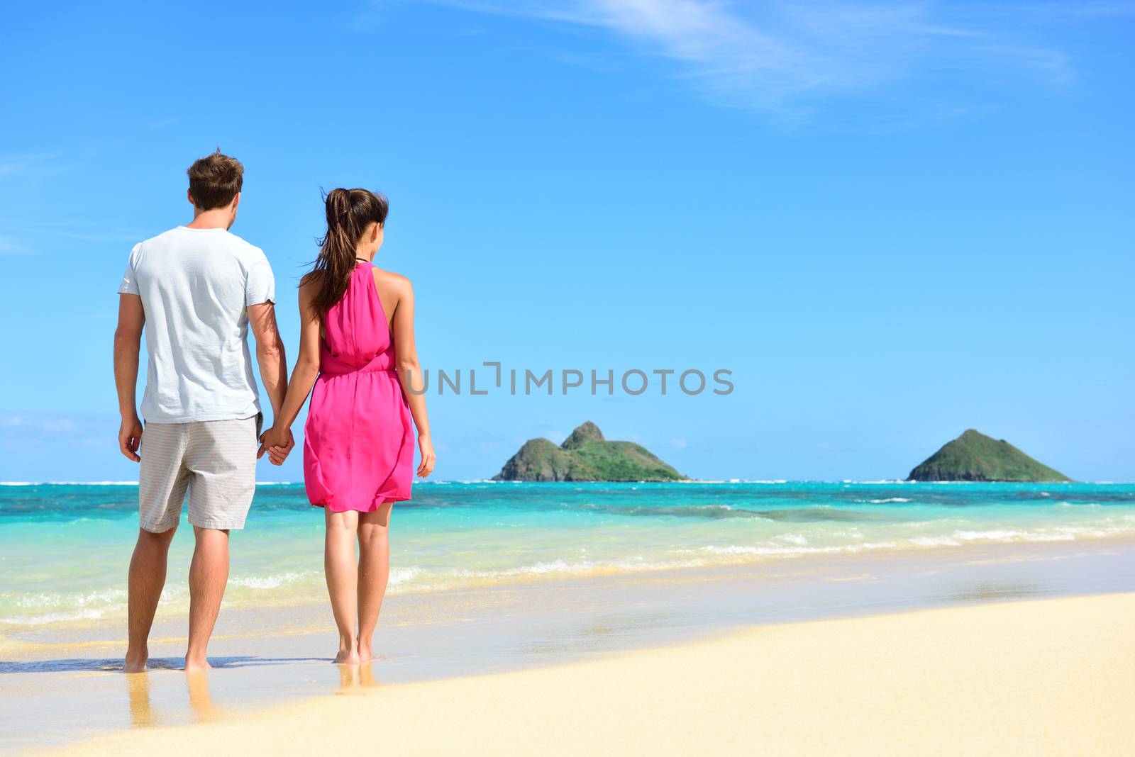 Beach summer holiday - couple on Hawaii vacation by Maridav