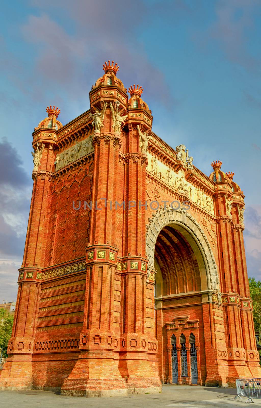 Arch of Triumph in Barcelona by dbvirago
