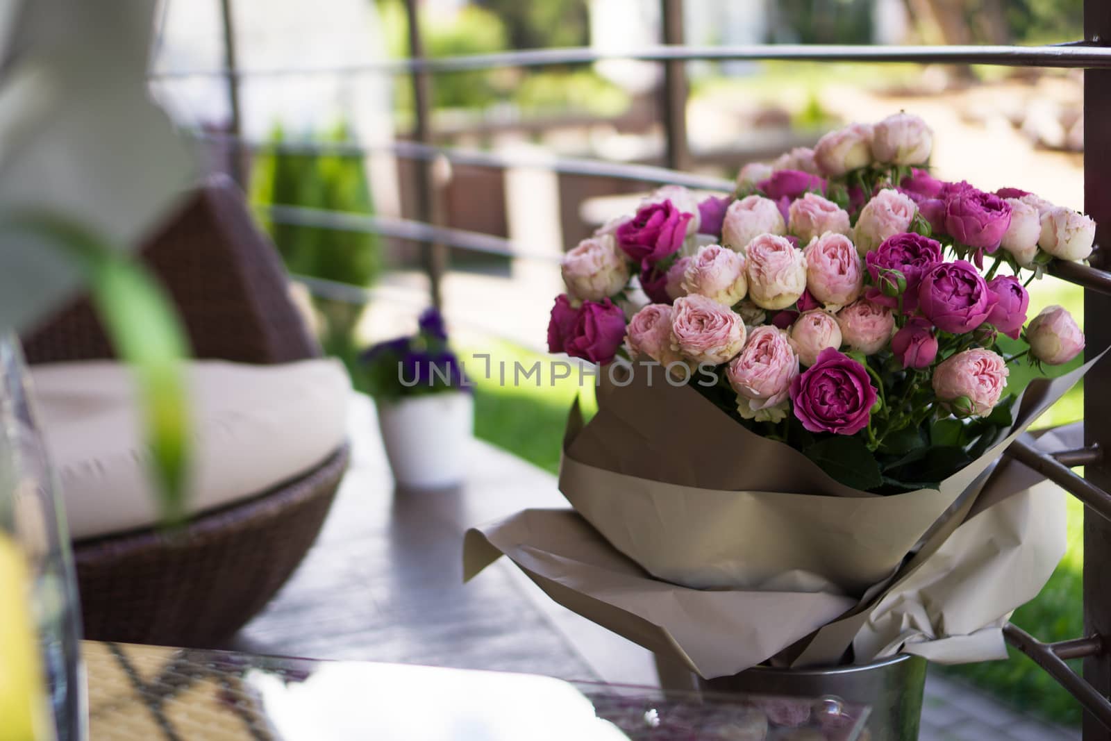 Blurred background - bouquets of rose flower - green outdoors background