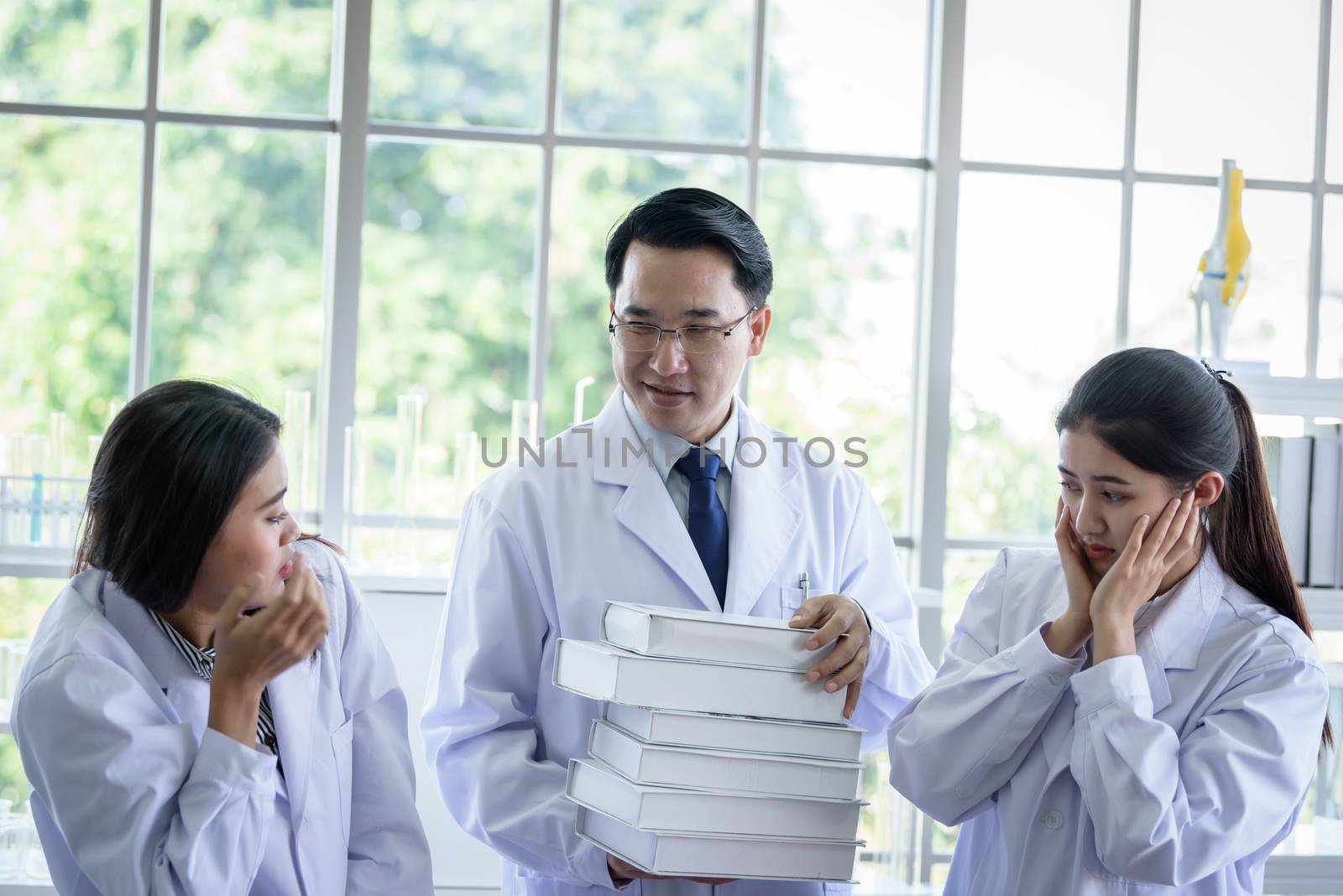 Senior asian scientist has assigning new job to students in labo by animagesdesign