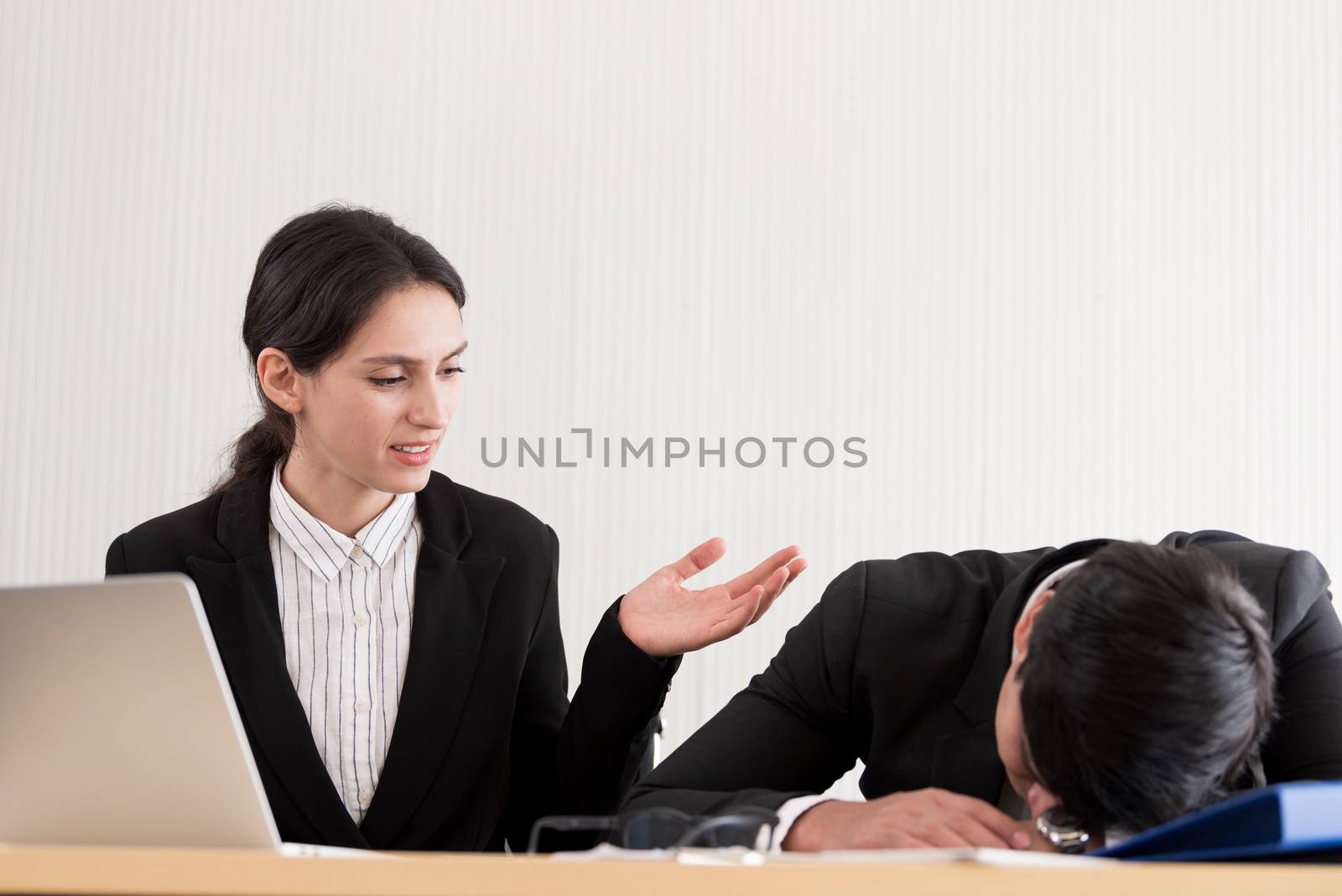 A businesswoman has upset with to sleep of the workmate in the working time at the office.