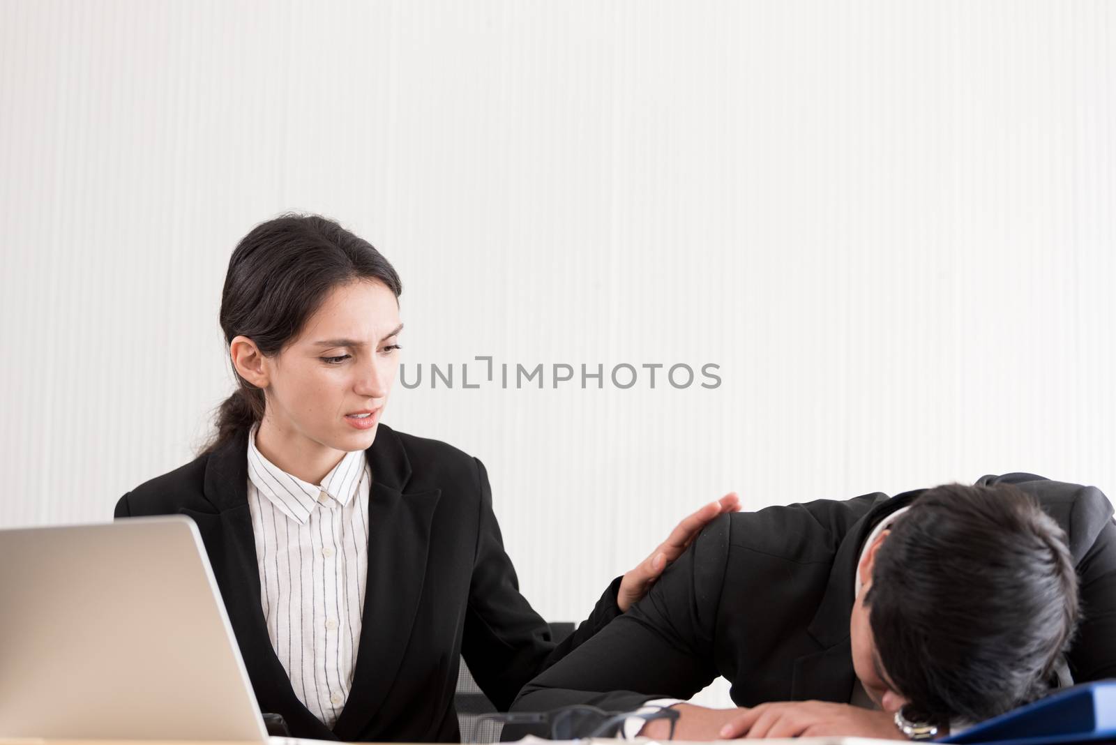 A businesswoman has upset with to sleep of the workmate in the working time at the office.