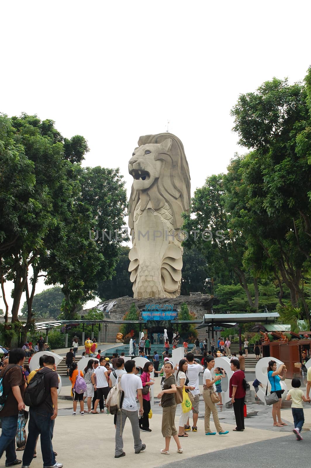 Merlion statue in Sentosa, Singapore by imwaltersy