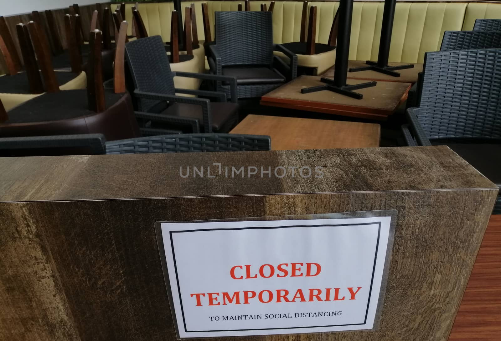 Closed temporarily - notice board on cafe ,  shut down business during coronavirus pandemic, covid-19 outbreak. Lockdown, isolation, small business bankruptcy concept.