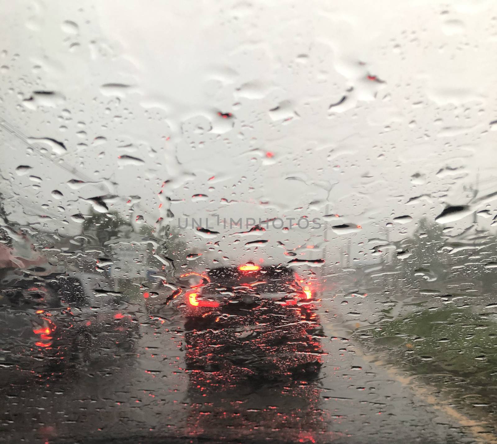 Drizzling on the windshield in the evening, heavy rain while driving.