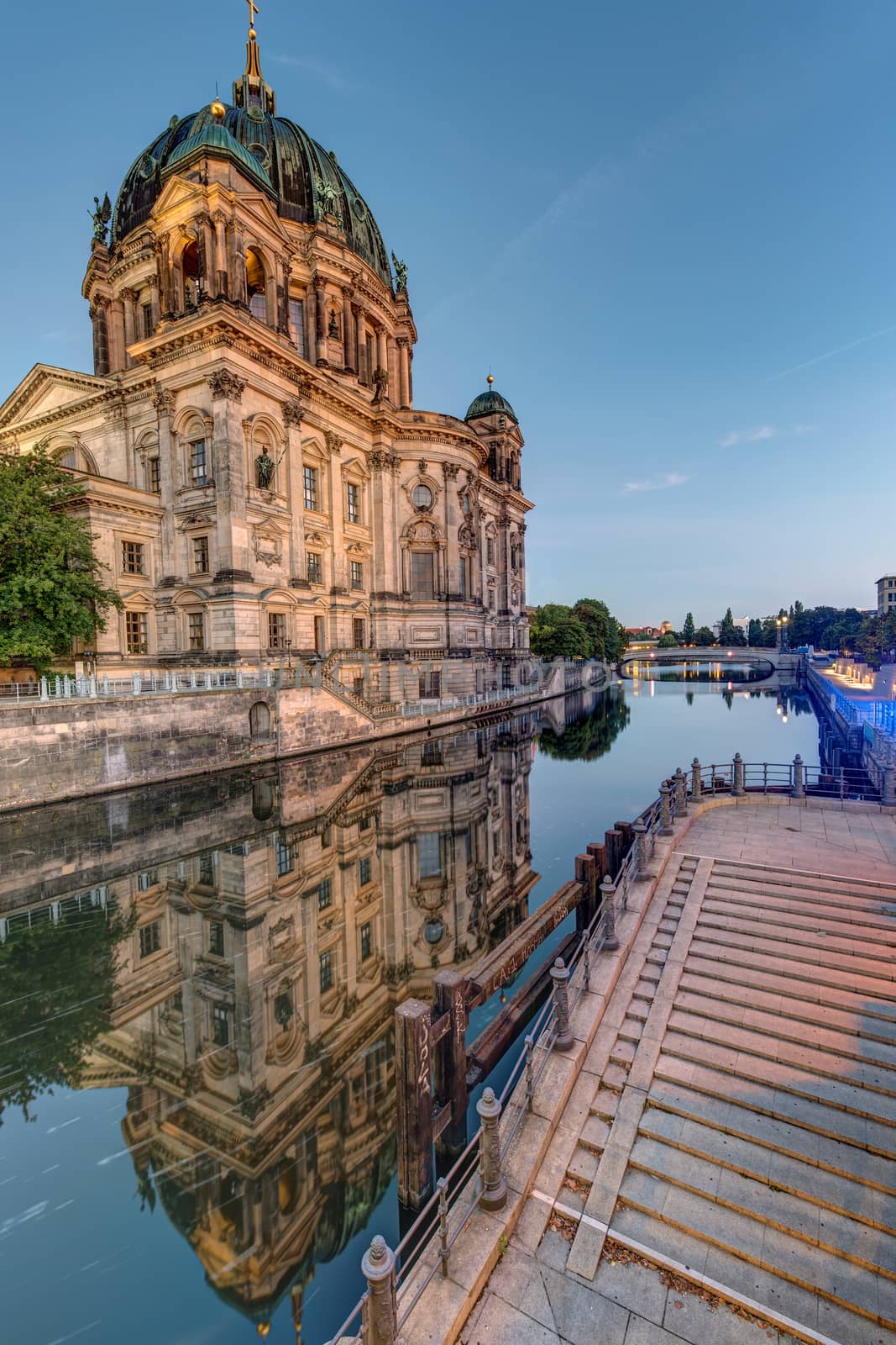 The Dom of Berlin and the river by elxeneize